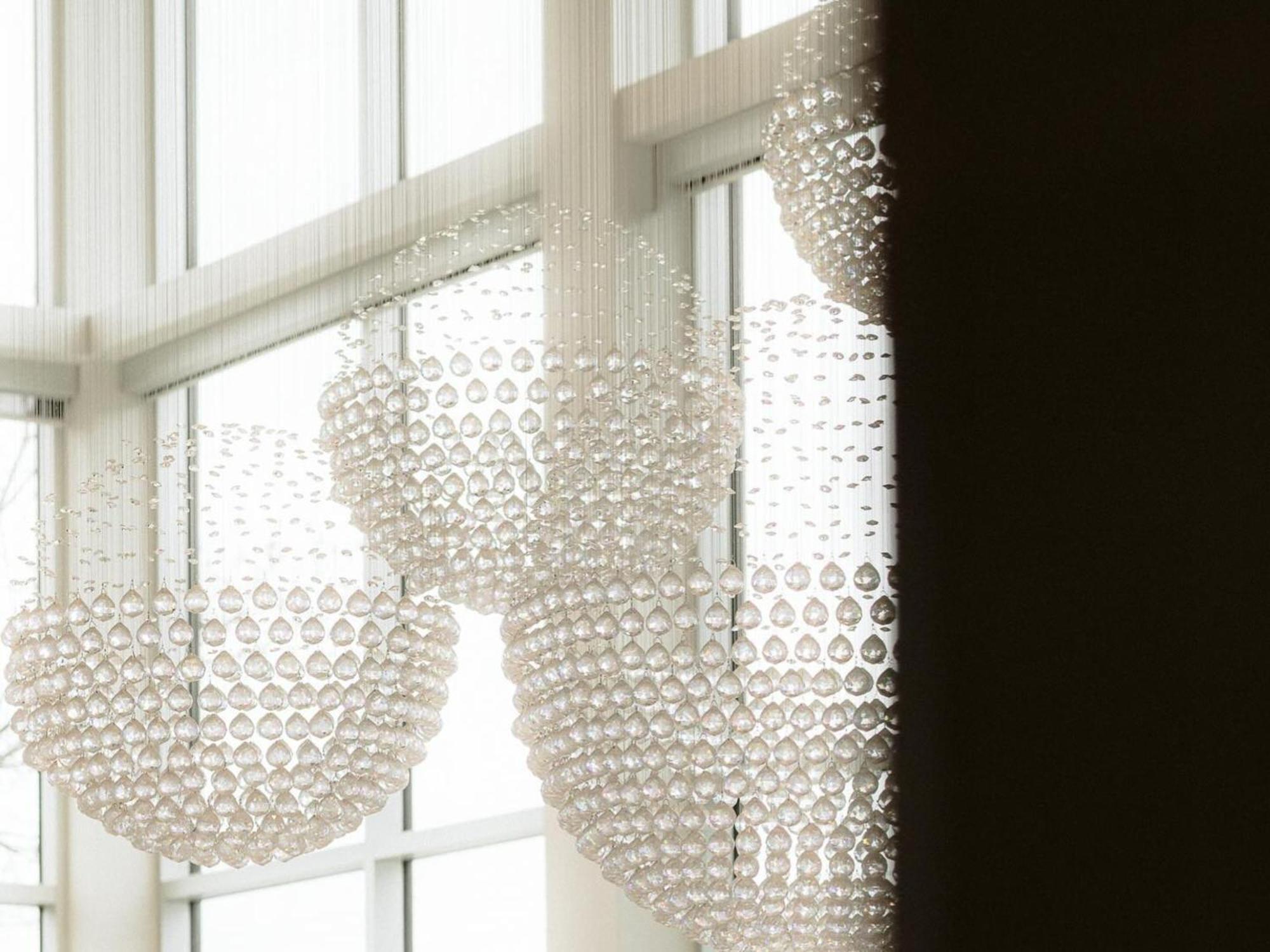 Otl Gouverneur Chicoutimi Exterior foto The Cloud Chandelier